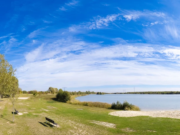 Großstolpener See - Badesee in Groitzsch Idyllische Atmosphäre am Großstolpener See bei strahlend blauem Himmel.