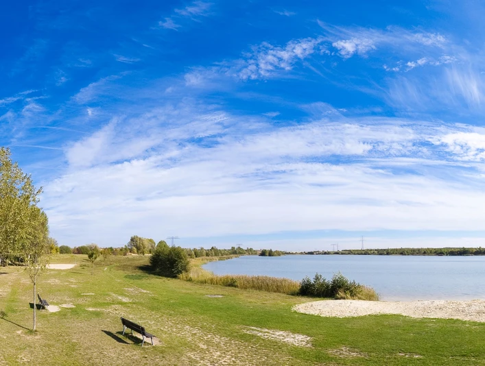 Großstolpener See - Badesee in Groitzsch Idyllische Atmosphäre am Großstolpener See bei strahlend blauem Himmel.
