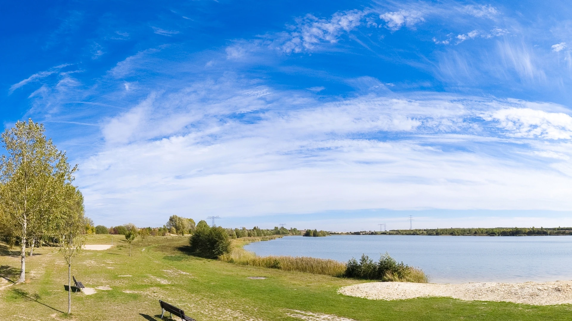 Idyllic atmosphere at Lake Großstolpen under a bright blue sky.