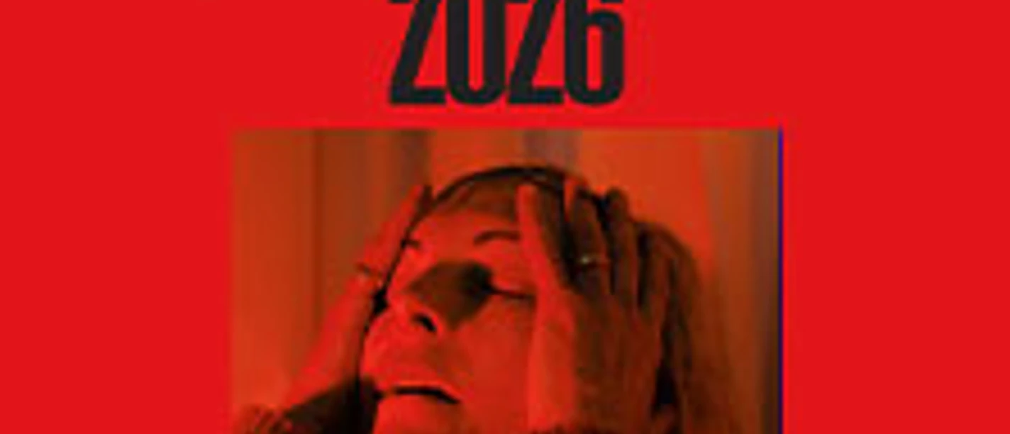 Rotes Poster mit Schrift zur Poliça Dreams Go Tour 2026 und unscharfer Person mit erhobenen Händen