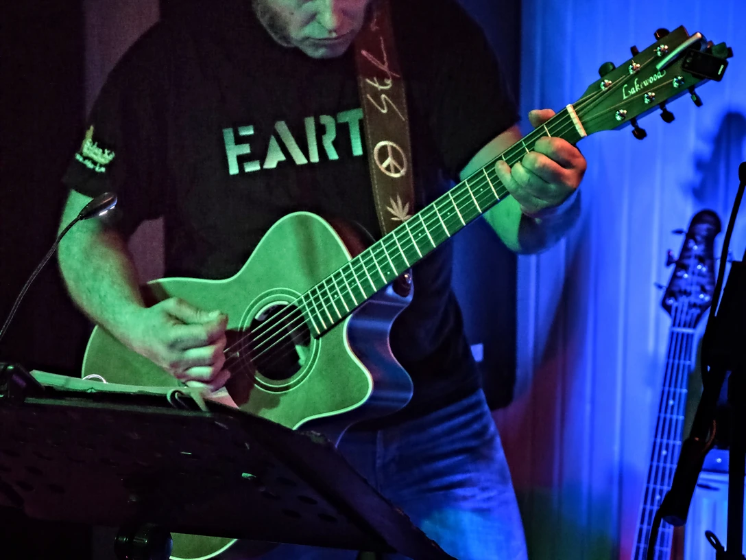 3er Krug (3).jpg Eintritt frei – wer jedoch die Veranstaltungen auf der Kulturbühne am Marktplatz unterstützen und seine Wertschätzung zeigen möchte, kann dies als Kulturpate mit dem freiwilligen Erwerb des Kulturbuttons für 9,00 EUR tun. Die Buttons sind vorab in der Tourist Information Rhauderfehn sowie am Tag der Veranstaltung erhältlich.