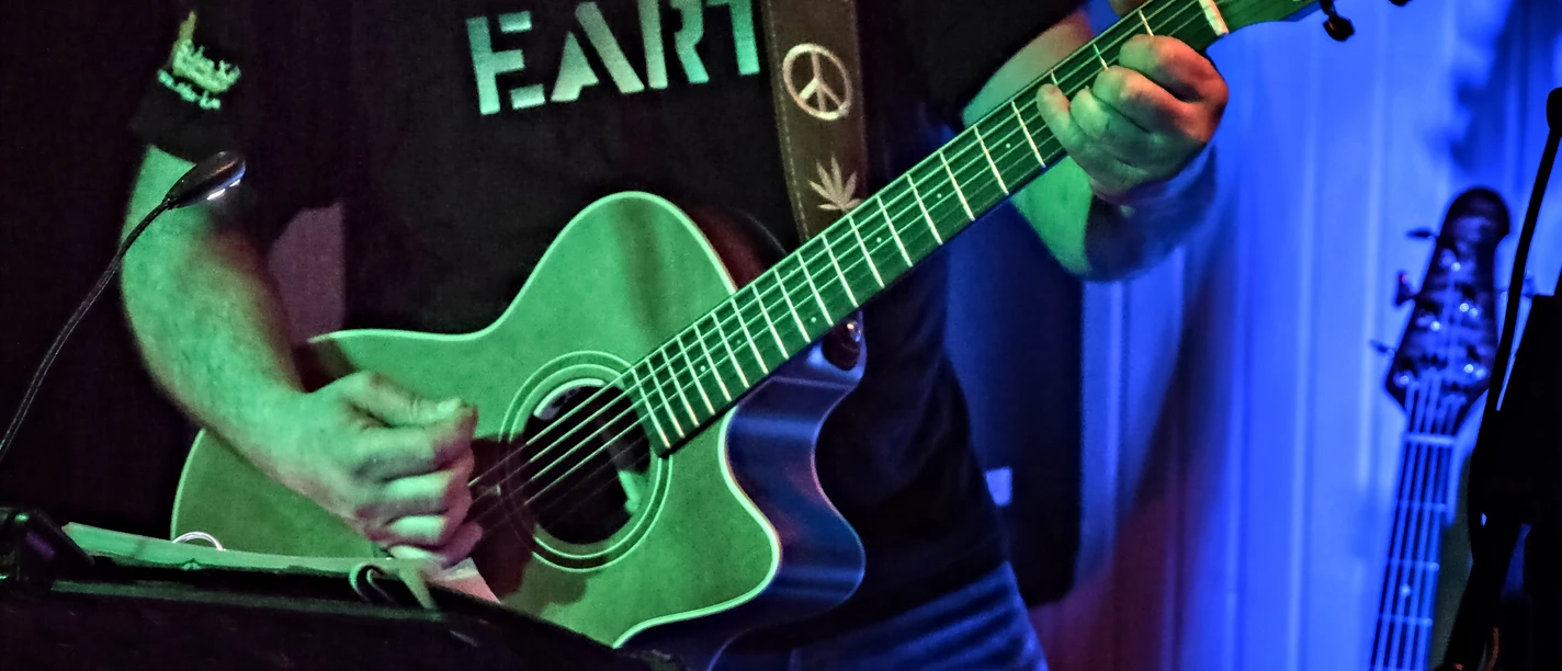 3er Krug (3).jpg Eintritt frei – wer jedoch die Veranstaltungen auf der Kulturbühne am Marktplatz unterstützen und seine Wertschätzung zeigen möchte, kann dies als Kulturpate mit dem freiwilligen Erwerb des Kulturbuttons für 9,00 EUR tun. Die Buttons sind vorab in der Tourist Information Rhauderfehn sowie am Tag der Veranstaltung erhältlich.