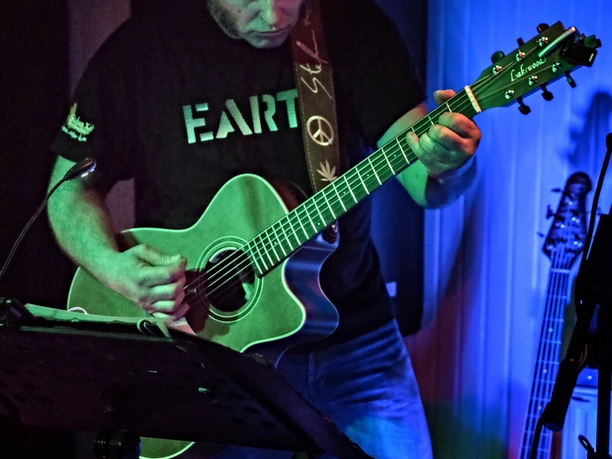 3er Krug (3).jpg Eintritt frei – wer jedoch die Veranstaltungen auf der Kulturbühne am Marktplatz unterstützen und seine Wertschätzung zeigen möchte, kann dies als Kulturpate mit dem freiwilligen Erwerb des Kulturbuttons für 9,00 EUR tun. Die Buttons sind vorab in der Tourist Information Rhauderfehn sowie am Tag der Veranstaltung erhältlich.