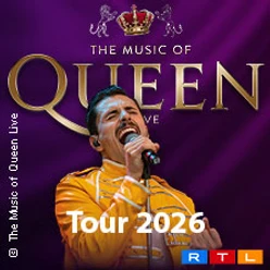 Sänger in gelber Jacke performt vor violettem Queen‑Logo mit Krone und Schriftzug Tour 2026
