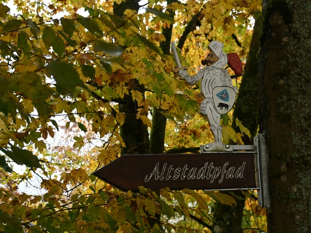 Eversberg - Wegweiser an der Burg