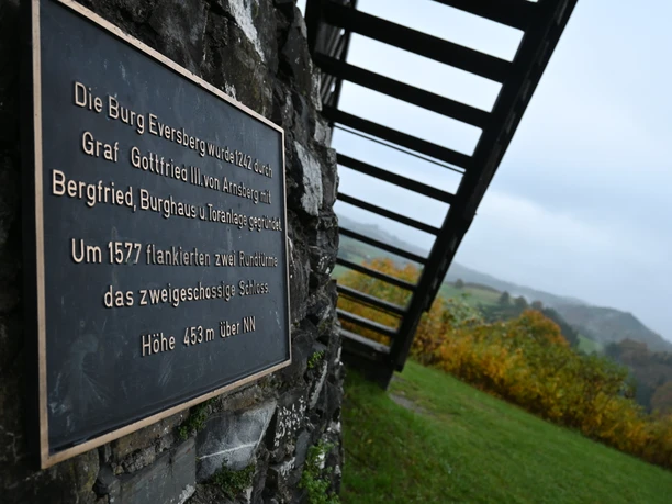 Eversberg - Infotafel auf der Burg