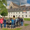 Braukunst der Zisterzienser Führung zur Zisterzienser-Braukunst am Altenberger Dom mit Teilnehmenden vor historischer Kulisse.