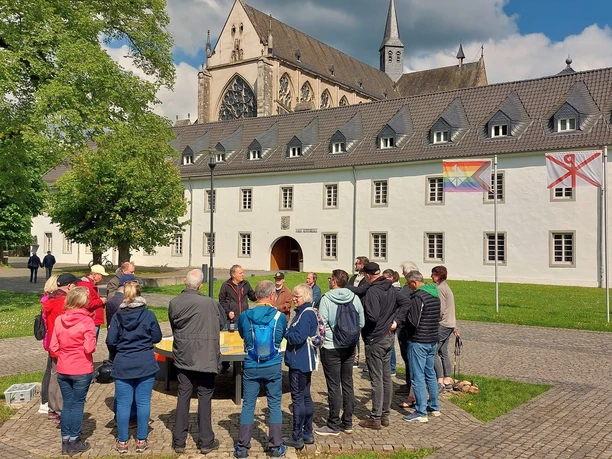 Braukunst der Zisterzienser Führung zur Zisterzienser-Braukunst am Altenberger Dom mit Teilnehmenden vor historischer Kulisse.