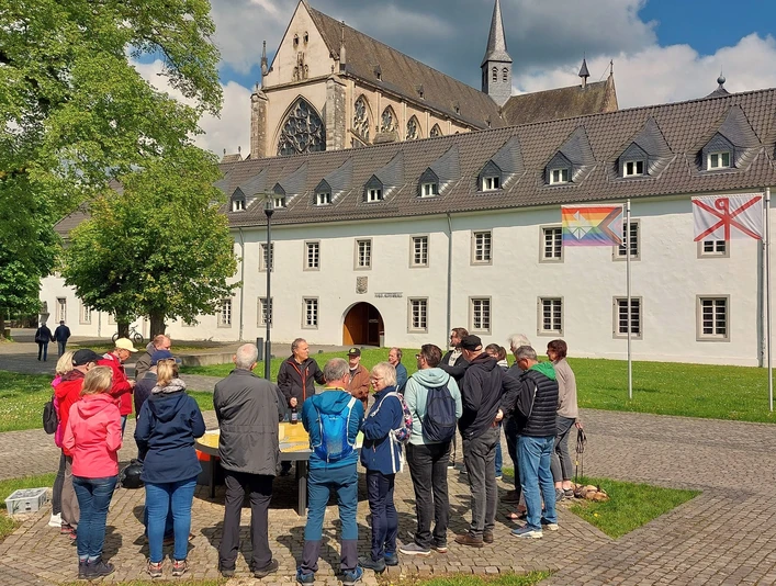 Braukunst der Zisterzienser Führung zur Zisterzienser-Braukunst am Altenberger Dom mit Teilnehmenden vor historischer Kulisse.