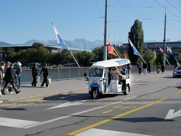 Chnusperli-Tuk Lucerne Le Chnusperli - Tuk combine visite touristique et repas délicieux.