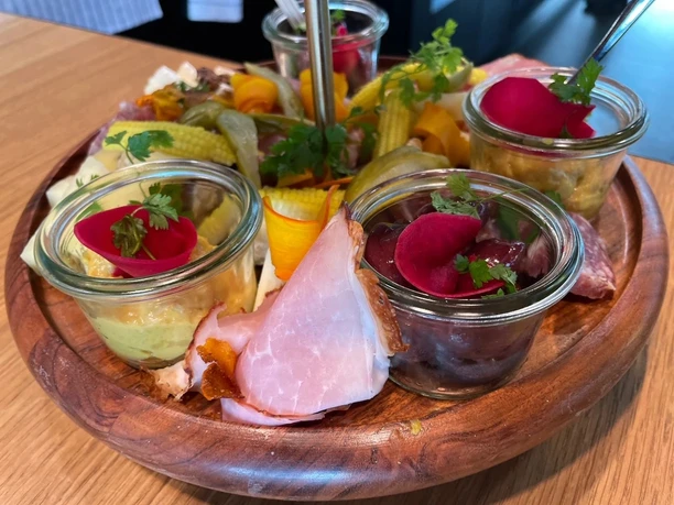 Apéro-Tuk Luzern Das Apéro -Tuk verbindet Sightseeing mit Essen und Trinken.