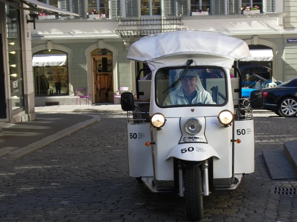 Apéro-Tuk Luzern Das Apéro -Tuk verbindet Sightseeing mit Essen und Trinken.