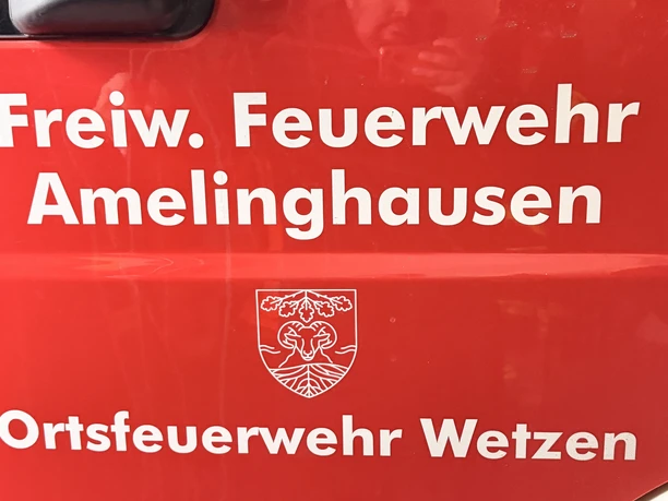 IMG_0807.jpg Roter Feuerwehreinsatzwagen mit weißer Aufschrift Freiwillige Feuerwehr Amelinghausen, Wetzen.