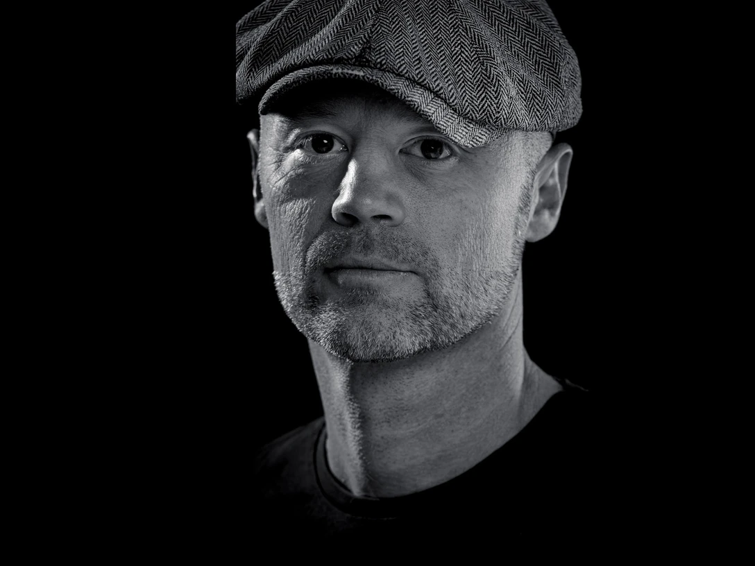 Marco Schreiber.jpeg Schwarz - Weiß Männliche Person mit Mütze