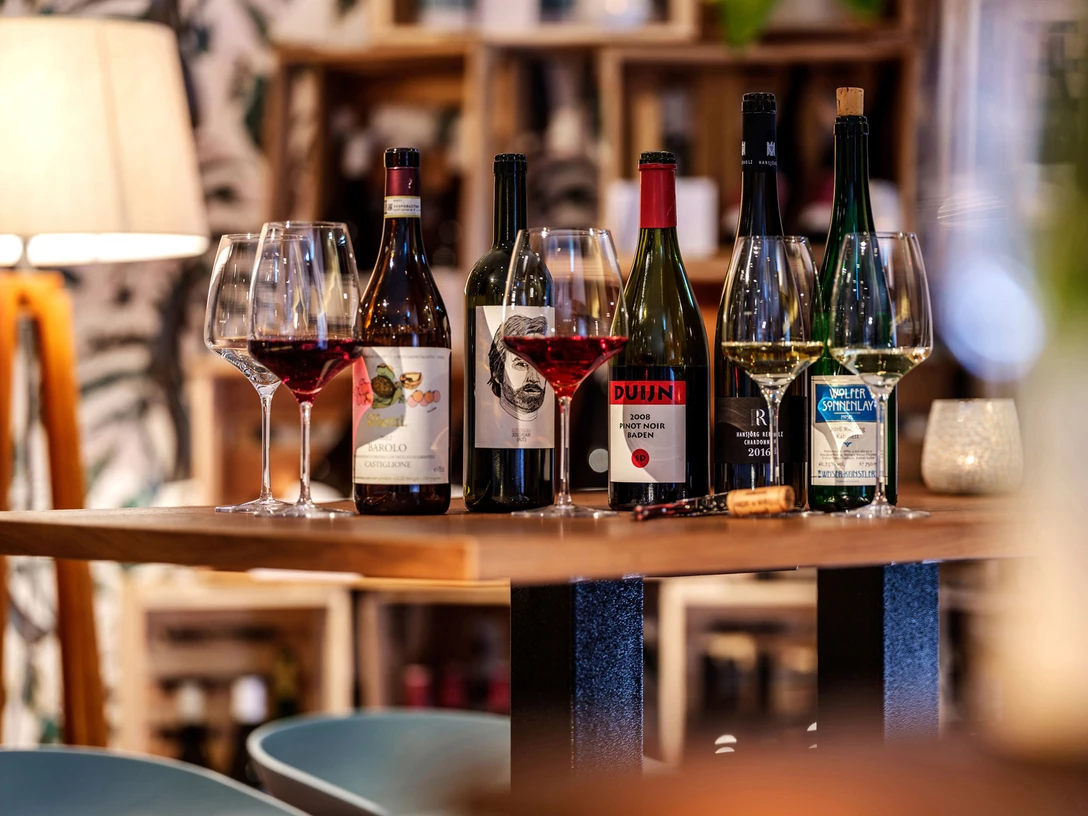 Alte-Post-195.jpg Rotweingläser auf einem Tisch