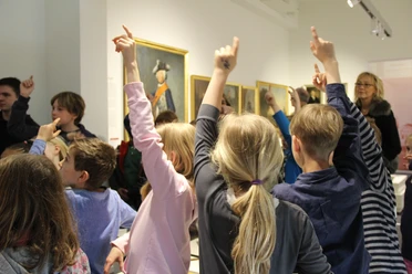 Potsdam Museum: Führung in der stadtgeschichtlichen Ausstellungseum Foto Ute Meesmann.jpg Kinder auf einer Führung durch das Potsdam Museum