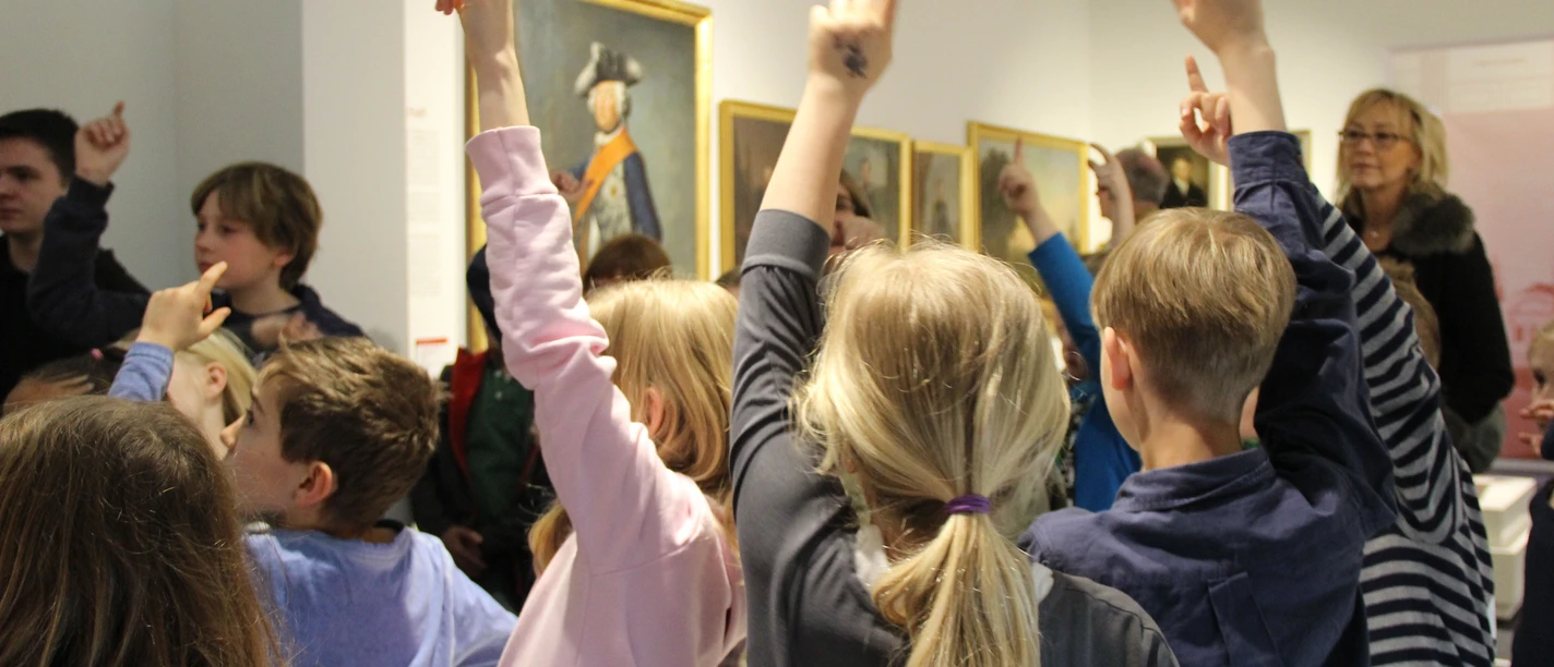 Potsdam Museum: Führung in der stadtgeschichtlichen Ausstellungseum Foto Ute Meesmann.jpg Kinder auf einer Führung durch das Potsdam Museum