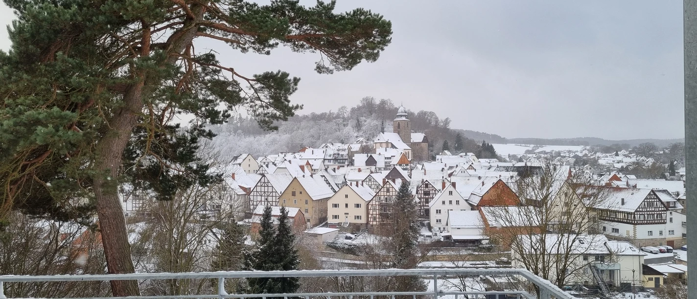 Blick vom Balkon auf das verschneite Naumburg
