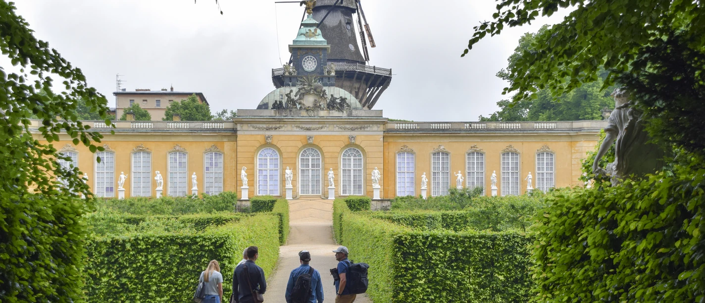 Schloss Neue Kammern im Park Sanssouci Eine kleine Gruppe vor den Neuen Kammern im Park Sanssouci