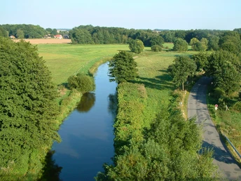 Ilmenau und Wirtschaftsweg bei Jastorf Ilmenau und Radweg bei Jastorf