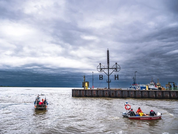Instawalk Bremerhaven-7 (c) Kai-Uwe Kirschke_Erlebnis Bremerhaven_WEB.jpg Semaphor auf der Kaimauer an der Weser mit dramatischem Himmel über der Weser