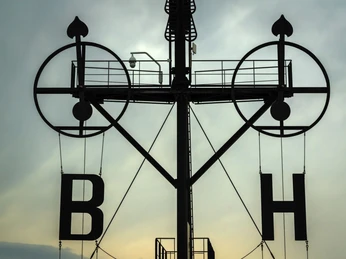 MR_20230709_-49-Pano (c) Margret Rath_Erlebnis Bremerhaven_WEB.jpg B und H mit Pfeilen am Windstandsanzeiger Semaphor