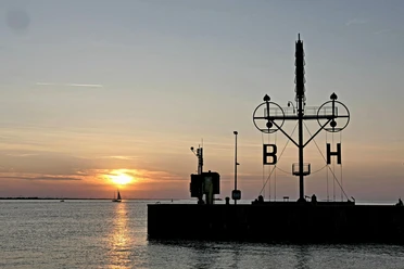 01023772 (c) Dagmar Brandenburg_Erlebnis Bremerhaven_WEB.jpg Sonnenuntergang über der Weser in Bremerhaven und über dem Semaphor auf der Kaimauer