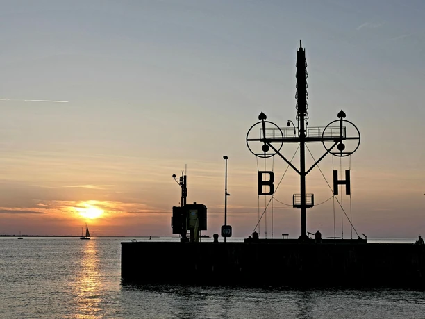 01023772 (c) Dagmar Brandenburg_Erlebnis Bremerhaven_WEB.jpg Sonnenuntergang über der Weser in Bremerhaven und über dem Semaphor auf der Kaimauer