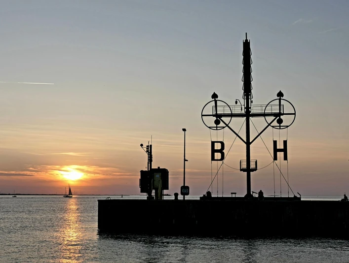 01023772 (c) Dagmar Brandenburg_Erlebnis Bremerhaven_WEB.jpg Sonnenuntergang über der Weser in Bremerhaven und über dem Semaphor auf der Kaimauer