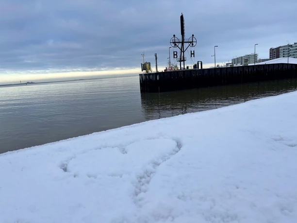 Bremerhaven im Schnee IMG_3079 (c) Mailin Knoke_Erlebnis Bremerhaven_WEB.jpg Herz im Schnee auf der Kaie an der Weser in Bremerhaven. Im Hintergrund steht das Semaphor.