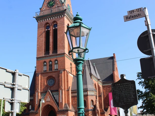 Lale Andersen Altstadtrundweg Lehe IMG_7643 (c) Tanja Mehl_Erlebnis Bremerhaven_WEB.jpg Laterne zur Erinnerung an Lale Andersen in Bremerhaven-Lehe vor der Pauluskirche