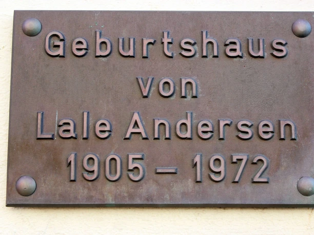 Lale Andersen 170405 Testinstawalk Lehe (c) Tanja Mehl (34)_WEB.jpg Plakette mit Inschrift "Geburtshaus von Lale Andersen 1905 - 1972"