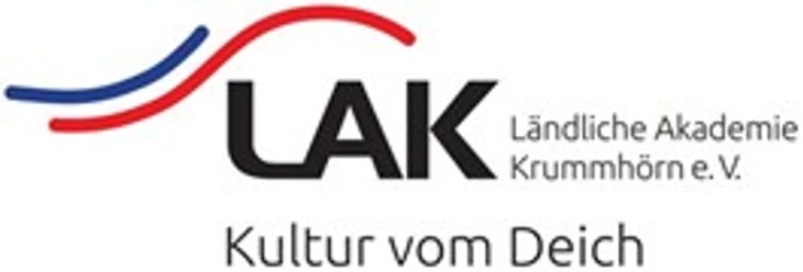 Logo LAK.jpg Logo der Ländlichen Akademie Krummhörn e. V. mit blau-roter Wellenlinie und Schriftzug Kultur vom Deich