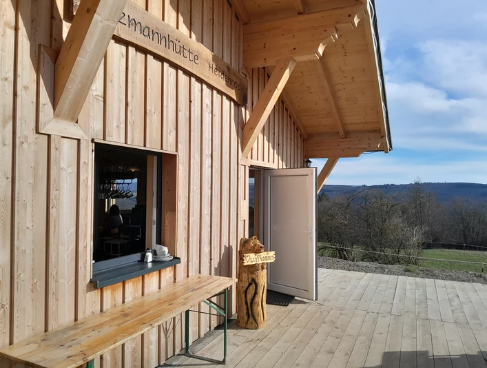 Atzmannhütte in Heidenrod Außenbereich der Atzmannhütte mit Blick ins Grüne