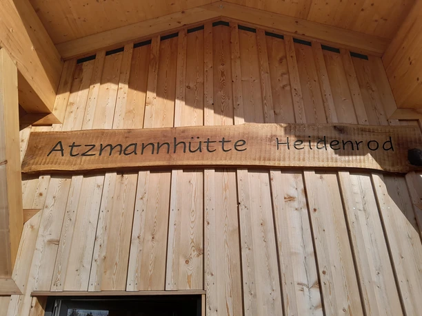 Atzmannhütte in Heidenrod Holzschild über dem Eingang der Atzmannhütte