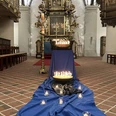 Taizé Gottesdienst Kerzenlicht auf blauem Tuch vor barockem Altar in der St. Severi-Kirche während eines Taizé-Gebets.
