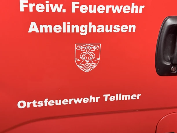 IMG_0797.jpg Rote Fahrzeugtür mit der Aufschrift Freiw. Feuerwehr Amelinghausen und dem Ortswappen von Tellmer.