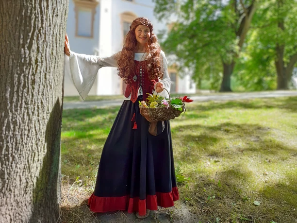 Auf den Spuren der Hexen – Kostümführung in Celle Frau in historischer Gewandung bei der Hexenführung in Celle