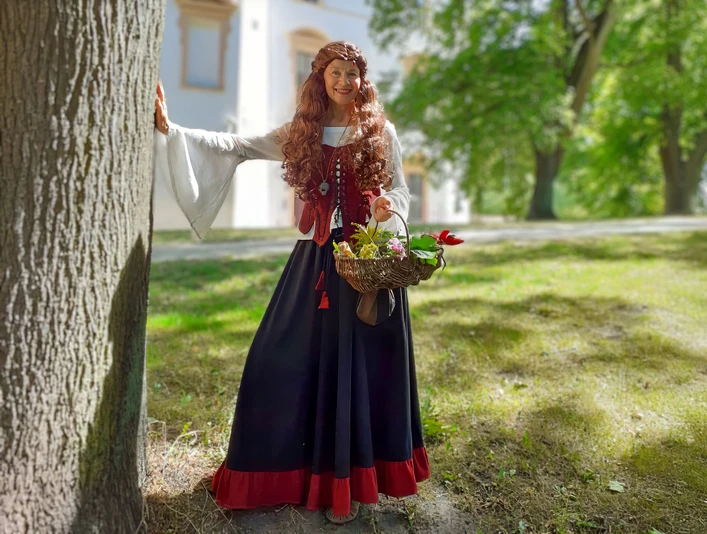 Auf den Spuren der Hexen – Kostümführung in Celle Frau in historischer Gewandung bei der Hexenführung in Celle