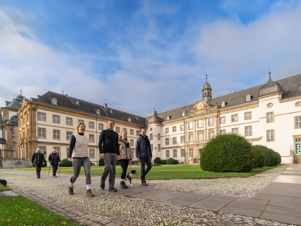 Wanderer vor Bürener Jesuitenkolleg Wanderer vor Jesuitenkolleg Büren