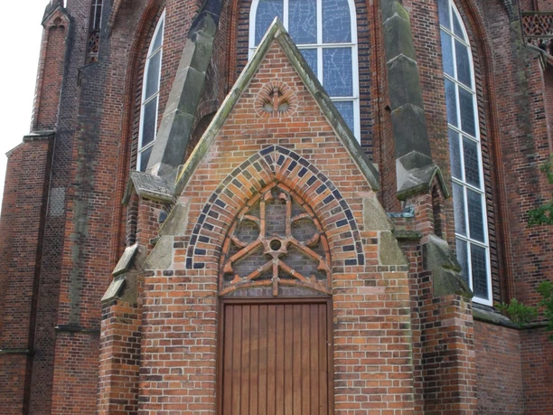 Große Kirche hinteres Portal (c) Tanja Albert_Erlebnis Bremerhaven_WEB.jpg Hinteres Kirchenportal der Großen Kirche in Bremerhaven