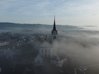 Entdeckungsjagd Hochdorf Kirche Nebel
