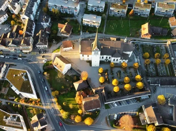 Entdeckungsjagd Hochdorf Kirche von oben Herbst