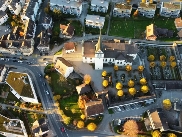 Entdeckungsjagd Hochdorf Kirche von oben Herbst