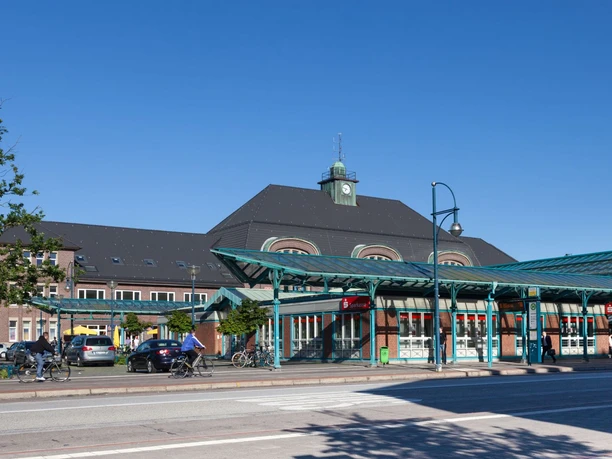 Hauptbahnhof H0994 (c) Helmut Gross_Erlebnis Bremerhaven_WEB.jpg Hauptbahnhof Bremerhaven mit Bushaltestellen und Parkplätzen