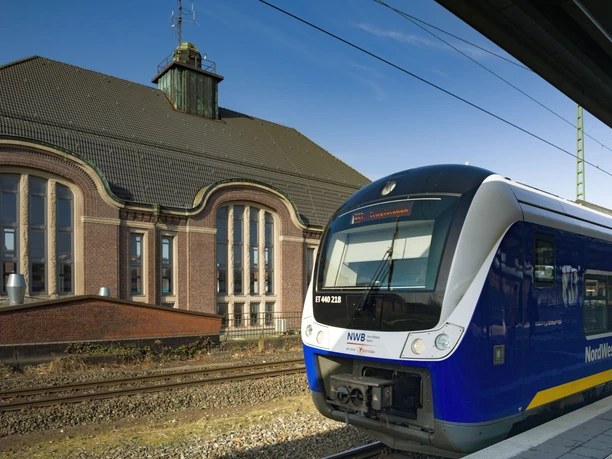 Hauptbahnhof Q8685 (c) Helmut Gross_Erlebnis Bremerhaven_WEB.jpg Zug am Bahnsteig am Hauptbahnhof Bremerhaven