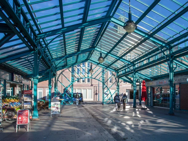 Hauptbahnhof G1191 (c) Helmut Gross_Erlebnis Bremerhaven_WEB.jpg Glasüberdachung mit Blick auf den Hauptbahnhof Bremerhaven