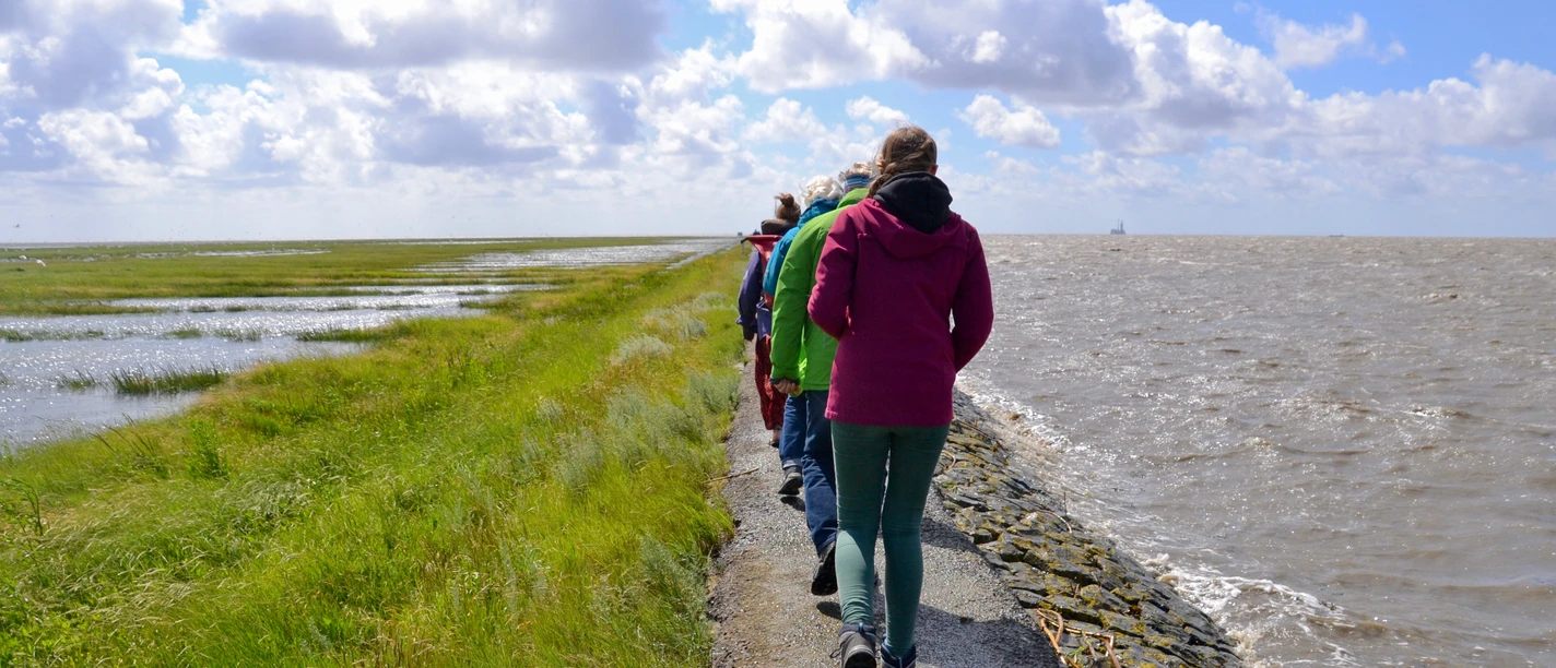 Führung auf dem Trischendamm Besucher auf dem Trischendamm