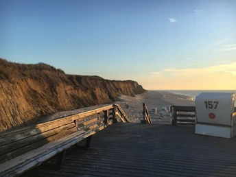 Strandkorb auf Plattform am Roten Kliff