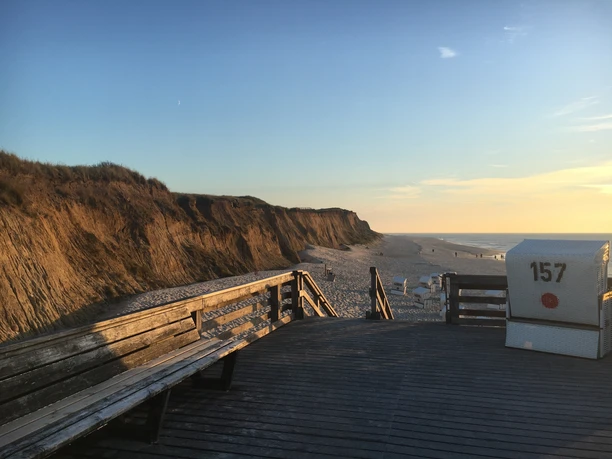 Strandkorb auf Plattform am Roten Kliff
